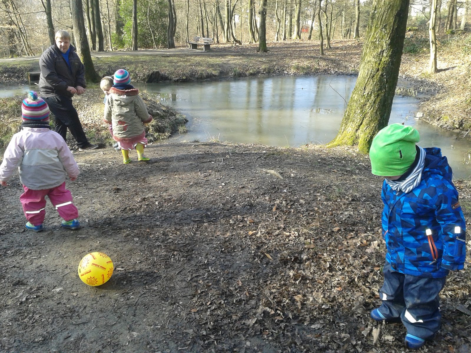 Kinder spielen draußen in der Natur